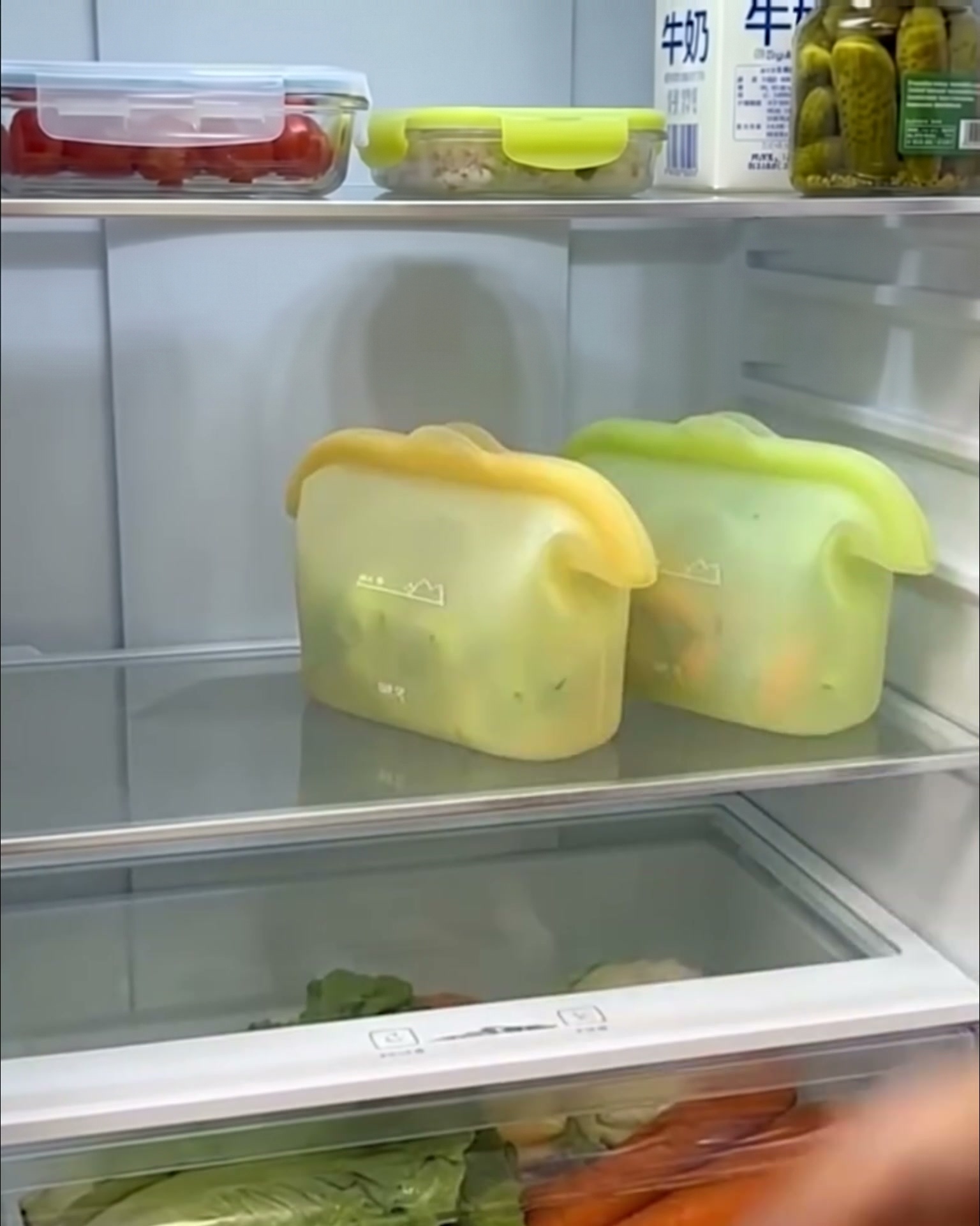 FlexiBoxy ustawione na półce w lodówce